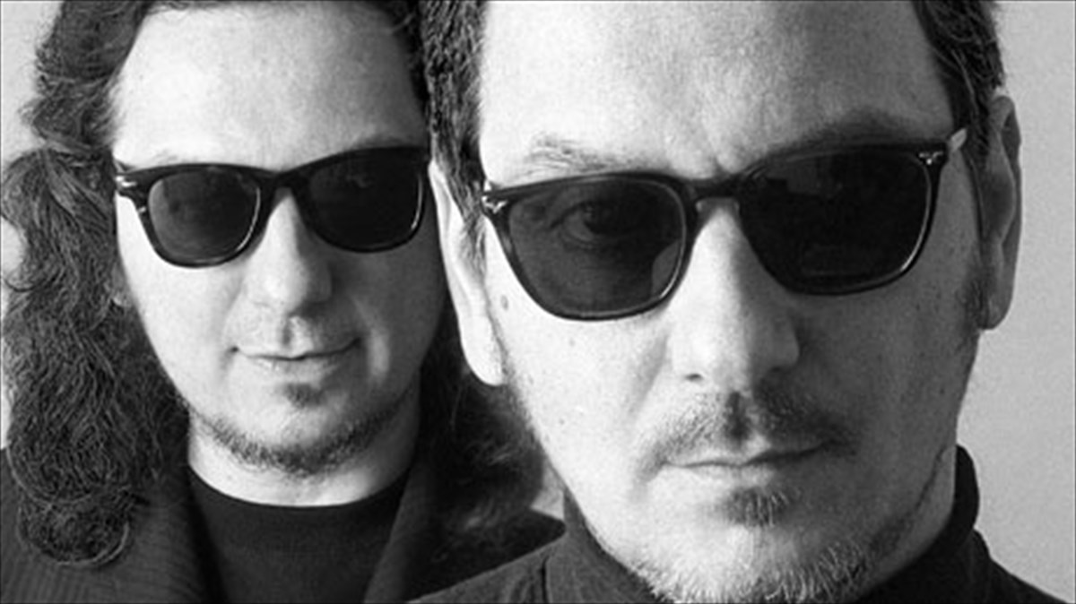 oi-aderfoi-katsimixa-epi-skinis-kai-to-fetino-kalokairi