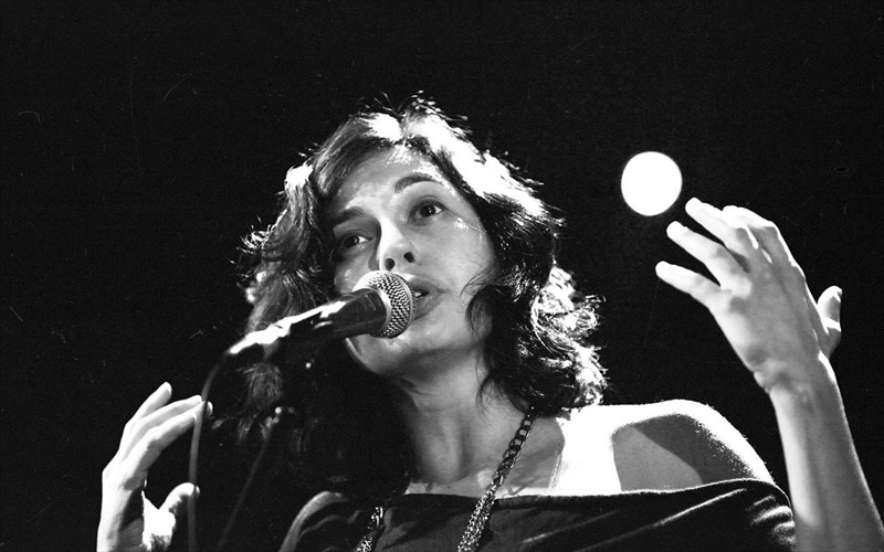 mia-kanadi-chinawoman-stin-athina