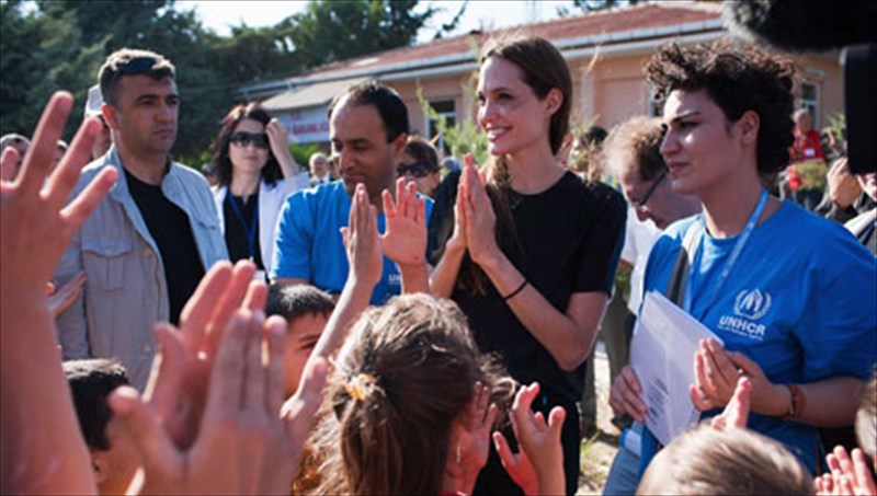 i-antzelina-tzoli-sunanta-tous-prosfuges-apo-ti-suria