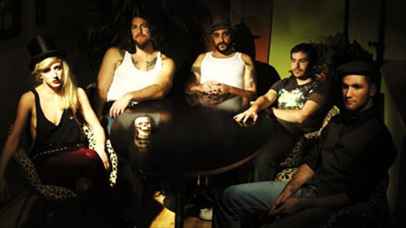 h-skoteini-pleura-tis-rok-sto-tora-k44