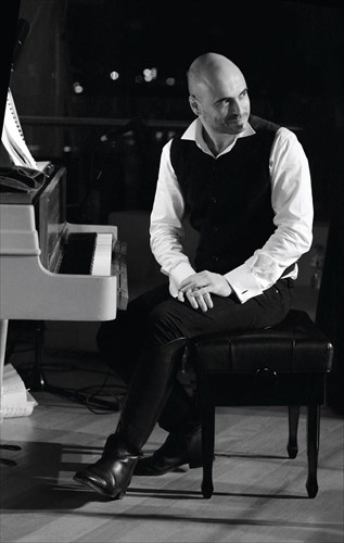 o-dimitris-maramis-giortazei-10-xronia-mousikis-sto-gazarte