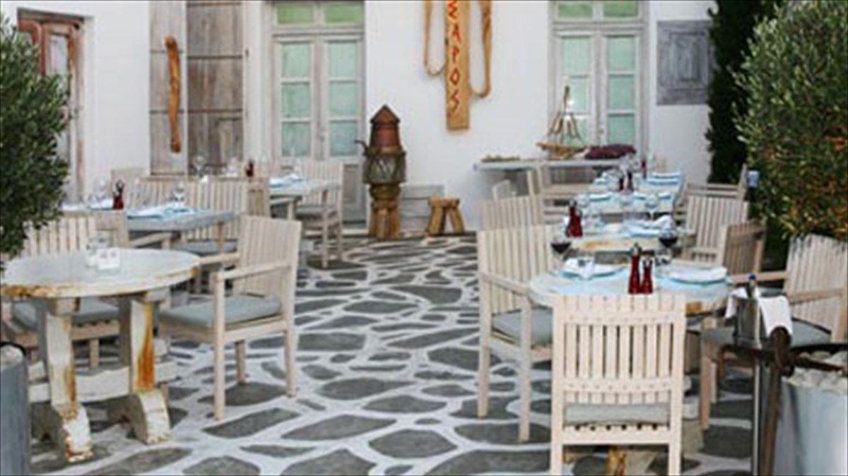 koursaros-fresko-psari-me-kukladitiki-omorfia