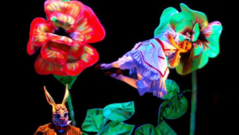 i-aliki-sto-magiko-kosmo-tou-maurou-theatrou-tis-pragas