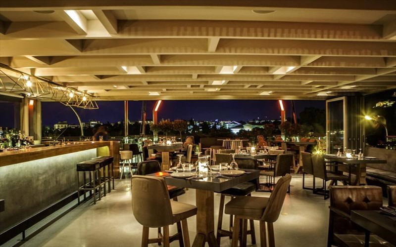 skyfall-gia-uperoxes-geuseis-dipla-stin-akropoli