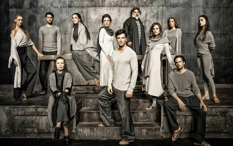 o-sakis-roubas-sto-pantheon-theater-apo-tis-12-dekembriou