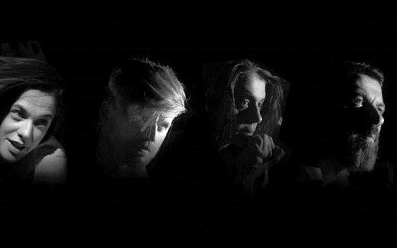 ta-fota-sto-bathos-sto-apo-mixanis-theatro