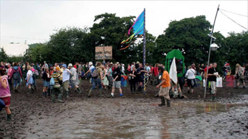 to-glastonbury-festival-anoigei-tis-pules-tou-kai-fetos