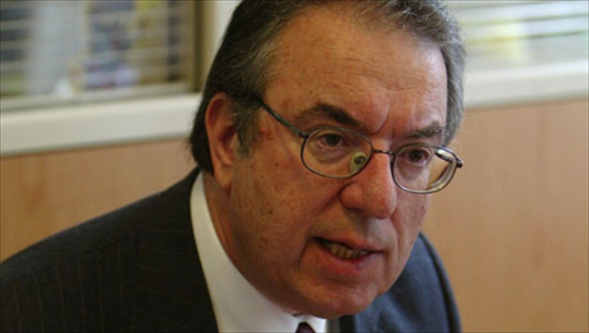 o-georgios-mpampiniotis-kai-egkritoi-meletites-gia-to-glossiko-zitima