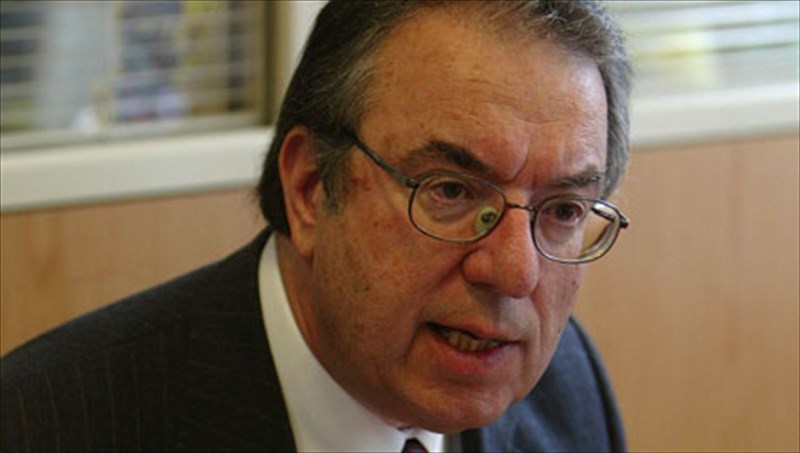 o-georgios-mpampiniotis-kai-egkritoi-meletites-gia-to-glossiko-zitima