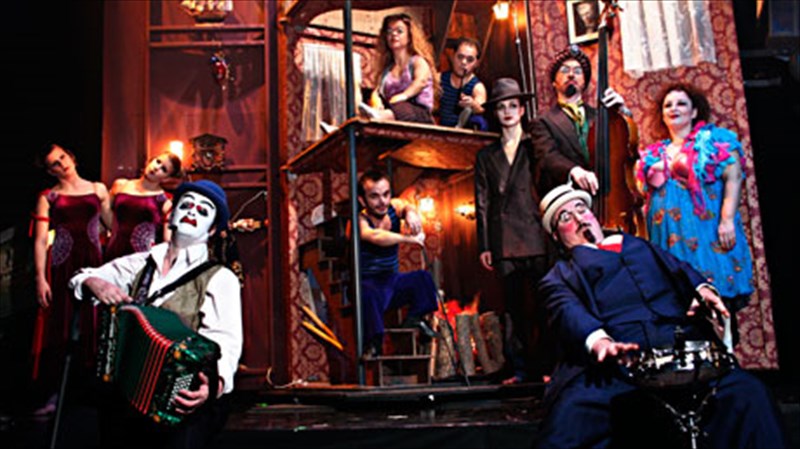 mia-parastasi-gia-tous-diaforetikous-apo-tous-tiger-lillies