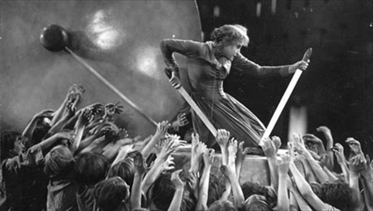 o-mixalis-kakogiannis-mas-proskalei-sti-mageia-tou-therinou-sinema