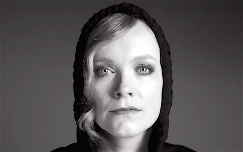 mia-giortini-bradia-me-tin-ane-brun-sto-gazarte