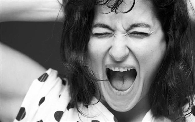 i-aggeliki-toumpanaki-sunanta-tous-buzz-bastardz-ston-stauro-tou-notou