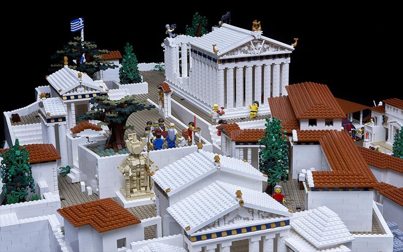 i-akropoli-me-poluxroma-toublakia