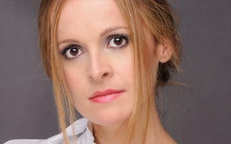 ena-resital-me-aroma-triantafullo-apo-tin-iro-saia