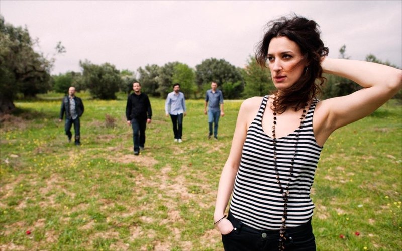 duo-ellinika-sugkrotimata-se-mia-monadiki-sumpraksi