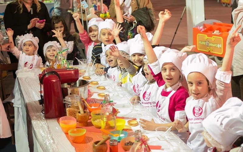 paidikes-ekdiloseis-apo-ton-dimo-athinaion-stin-plateia-klauthmonos