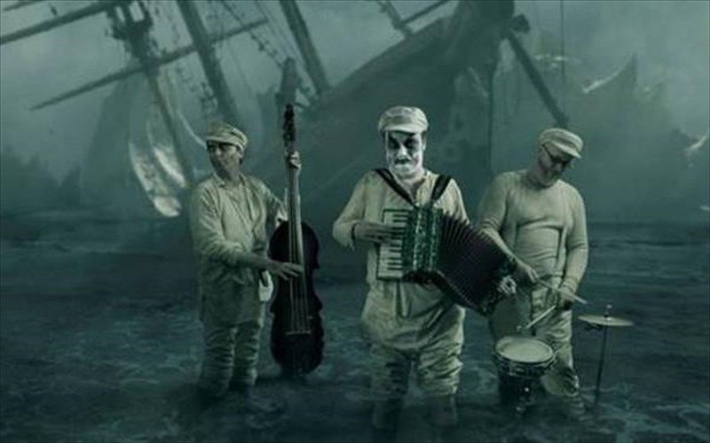 oi-tiger-lillies-epistrefoun-sto-badminton