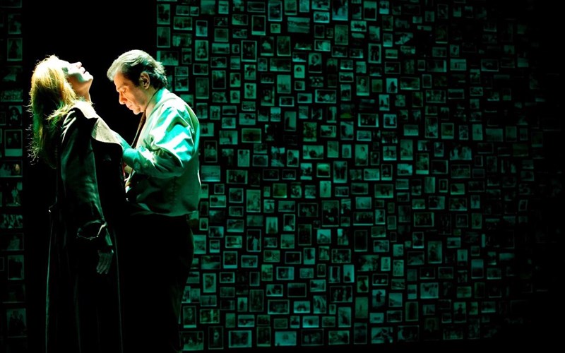 paratasi-duo-ebdomadon-gia-tis-skines-apo-enan-gamo-sto-theatro-poli