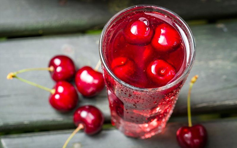 o-xumos-tou-kerasiou-auksanei-to-xrono-pou-koimomaste