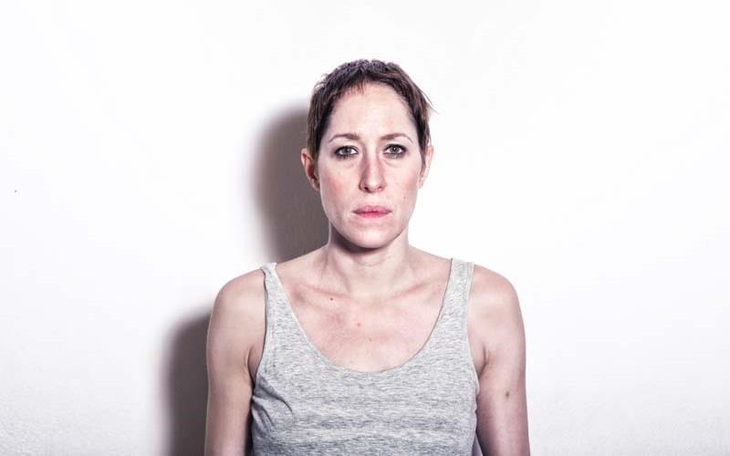 kora-karbouni-paizo-theatro-gia-na-boithiso-esto-enan-anthropo-stin-zoi-tou