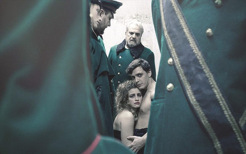 krima-pou-einai-porni-kritiki-theatrou