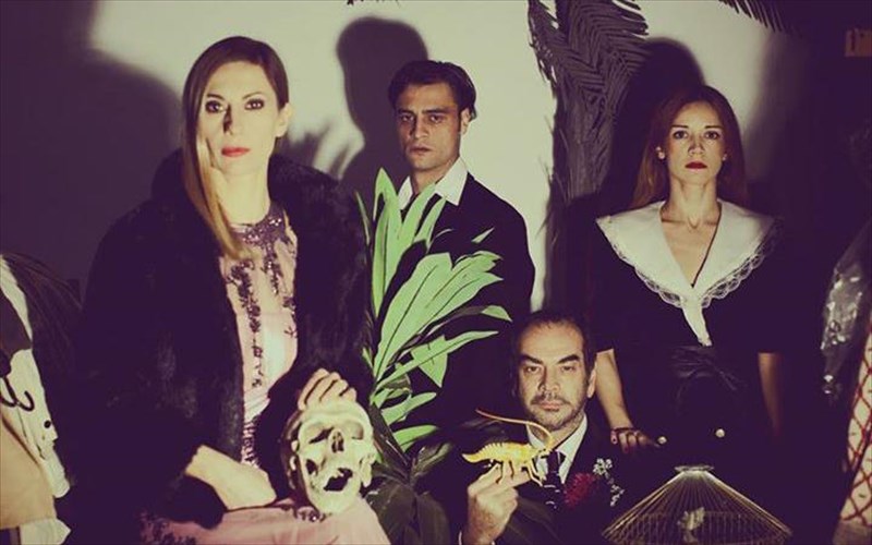 to-nisi-ton-sklabon-me-biku-bolioti-kai-ioanna-pappa-sto-theatro-texnis