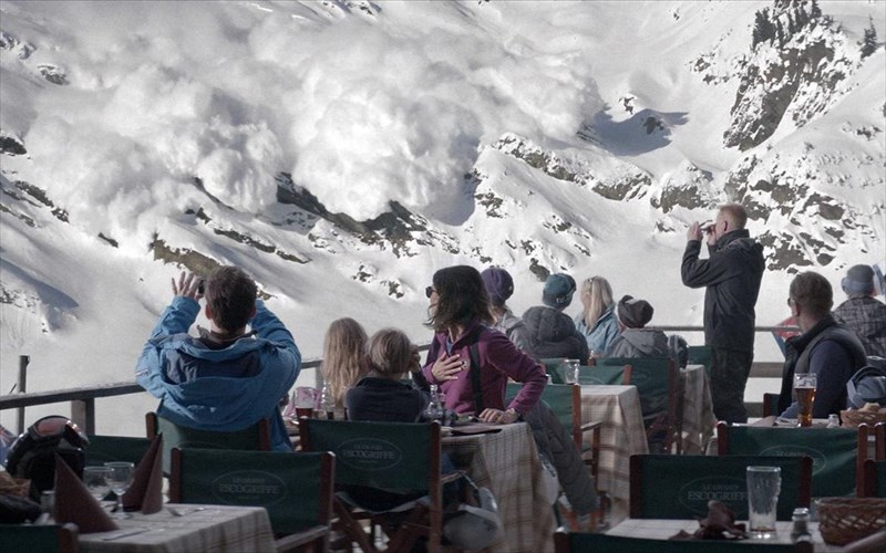 souidiki-komodia-me-oskarikes-blepseis