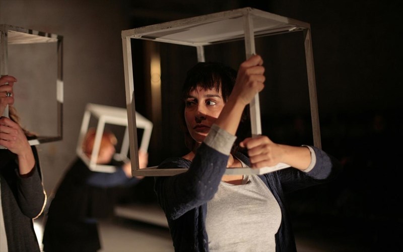 teleutaies-parastaseis-gia-to-poios-skotose-to-skulo-ta-mesanuxta