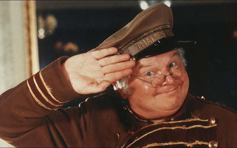benny-hill-ena-akseperasto-komiko-talento