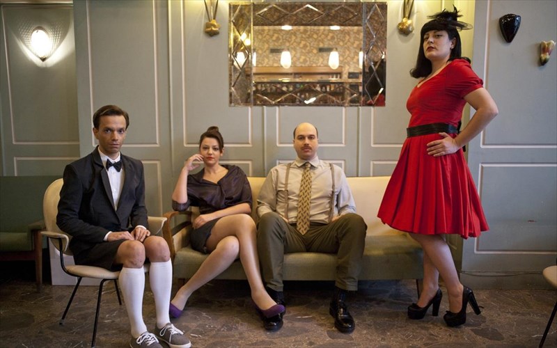 xontroi-antres-me-foustes-sto-theatro-alkmini