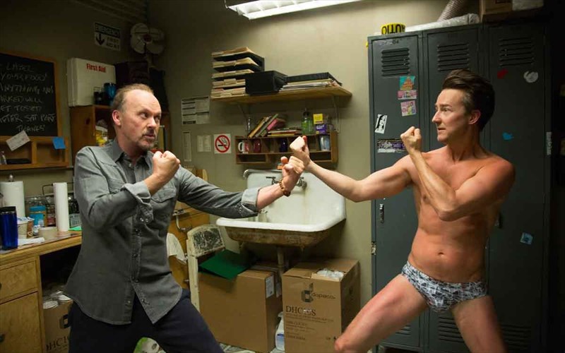 kritiki-tainias-birdman-i-i-aprosmeni-areti-tis-afeleias