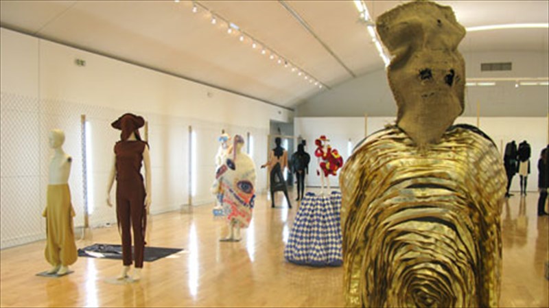 poios-o-rolos-ton-akraion-emfaniseon-sti-moda-rolos-ton-akraion-emfaniseon-sti-moda