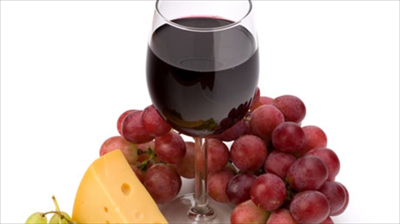 mia-elliniki-maurodafni-sta-100-value-krasia-tou-kosmou