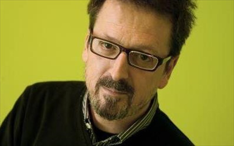 suzitisi-me-ton-suggrafea-kosta-akribo-ston-iano