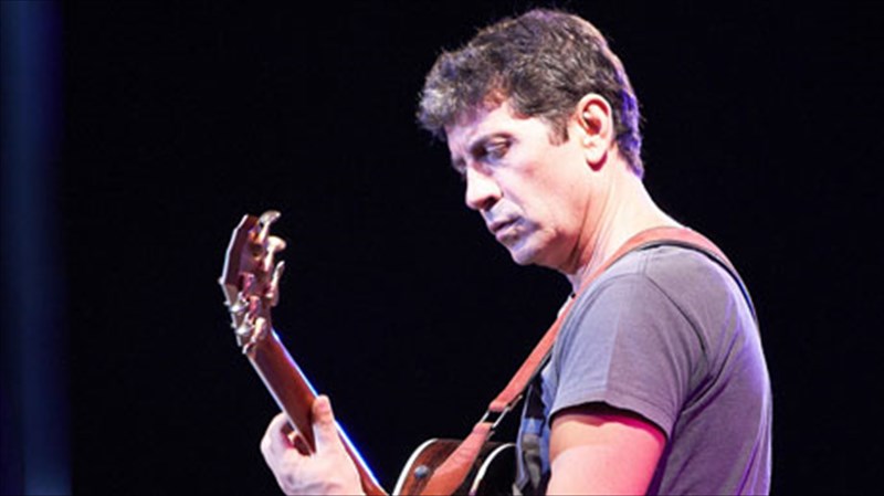 smalamaszontas-me-ton-fobo-tou-aurio-kai-ti-mnimi-tou-xthes-telika-den-zoume-pote