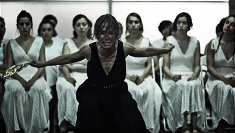 theatriki-sugkentrosi-sto-palaio-elaiourgeio-tis-eleusinas