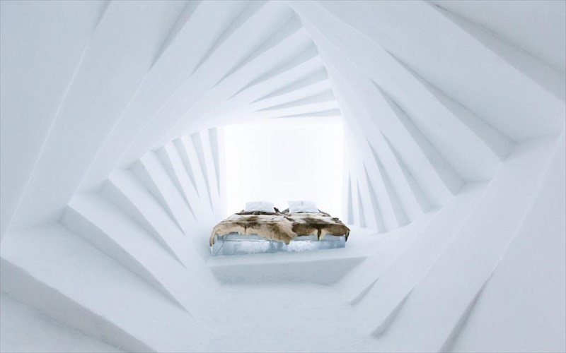 pos-einai-na-koimasai-sto-pio-pagomeno-ksenodoxeio-tou-kosmou