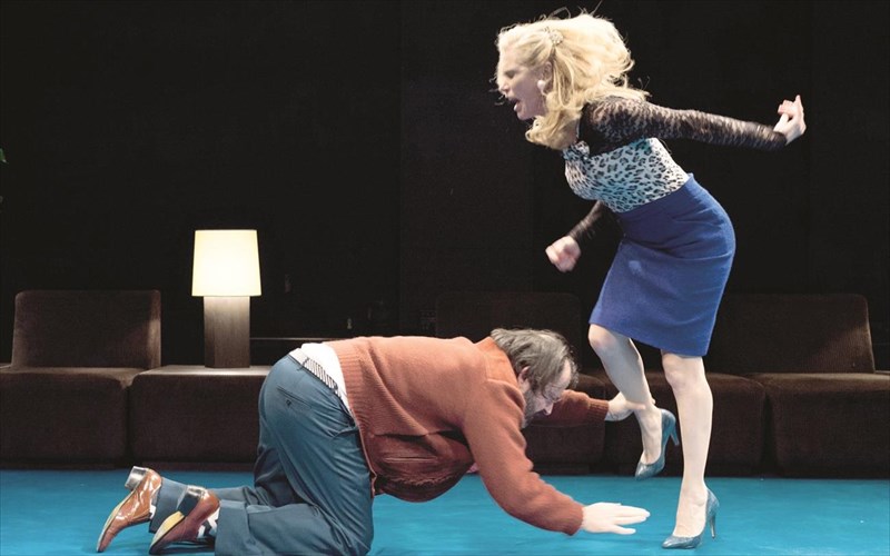 sugxorese-me-kritiki-theatrou