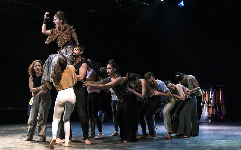 ta-magia-tis-petaloudas-kritiki-theatrou