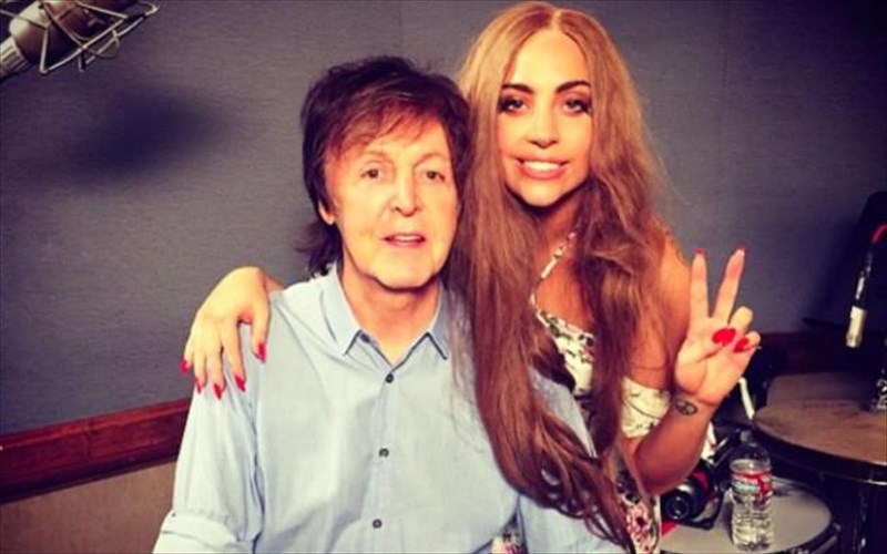 o-paul-mccartney-kai-i-lady-gaga-mazi-sto-stountio-lady-gaga-mazi-sto-stountio