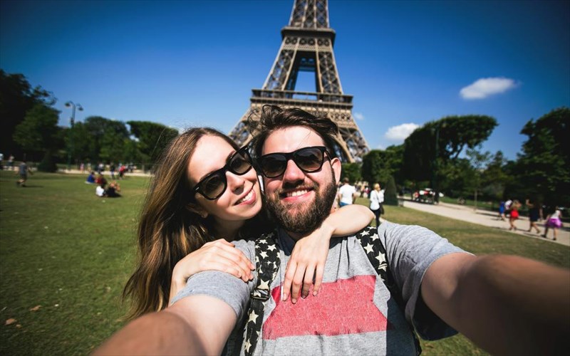 o-purgos-tou-aifel-brisketai-sta-perissotera-taksidiotika-selfie