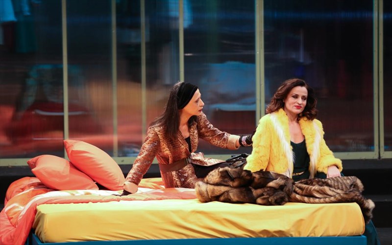 ta-pikra-dakrua-tis-petra-fon-kant-kritiki-theatrou