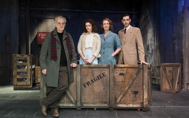 o-gualinos-kosmos-me-dimitri-kataleifo-kai-themida-mpazaka-sto-theatro-emporikon