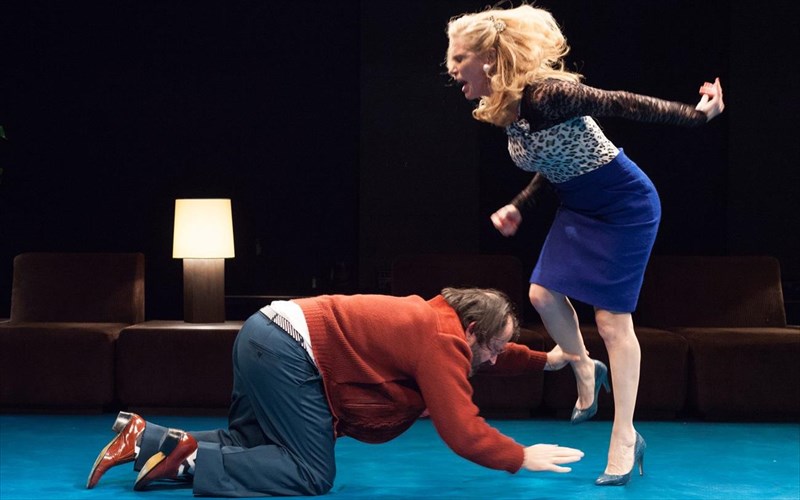 sugxorese-me-kritiki-theatrou