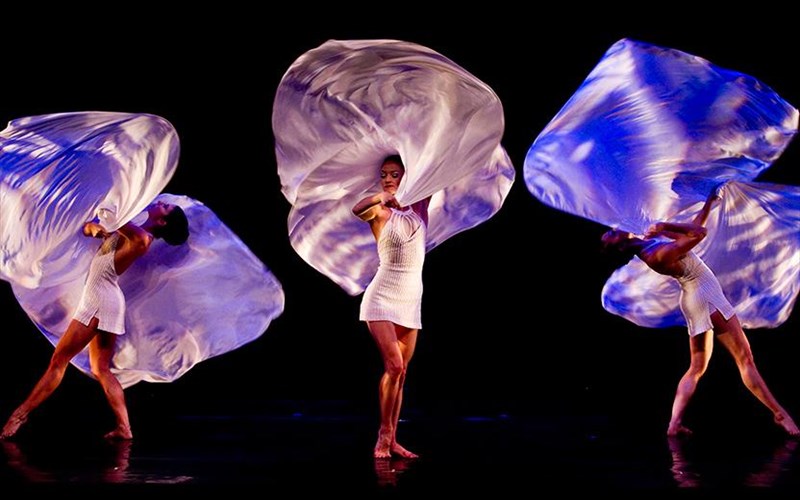 oi-momix-epistrefoun-me-ena-akomi-optikoakoustiko-upertheama