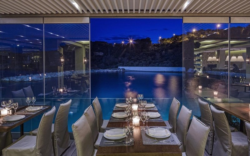 ananeomeno-to-moorings-sas-perimenei-gia-kafe-kai-fagito