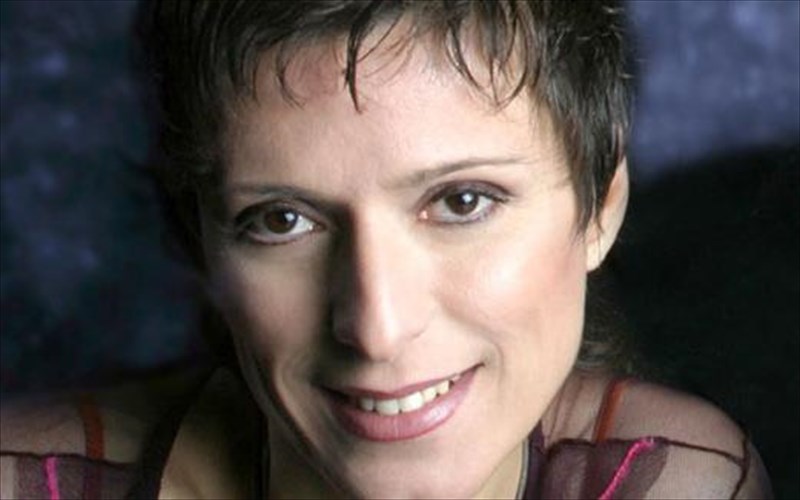 i-anastasia-moutsatsou-sto-l-arte-music-stage