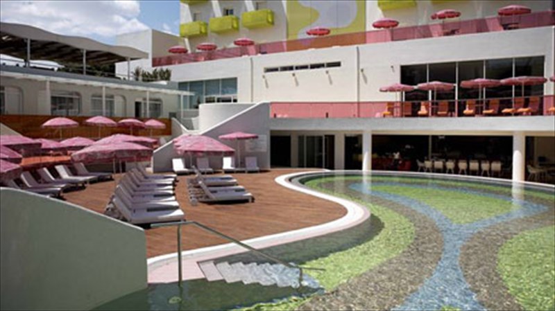 droseres-bouties-se-mia-design-pisina-tis-athinas