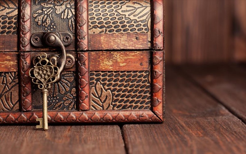 to-kouti-ton-anamniseon-me-ta-megala-mustika